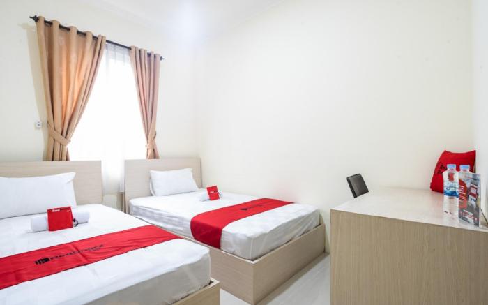 RedDoorz Plus near Siloam Karawaci