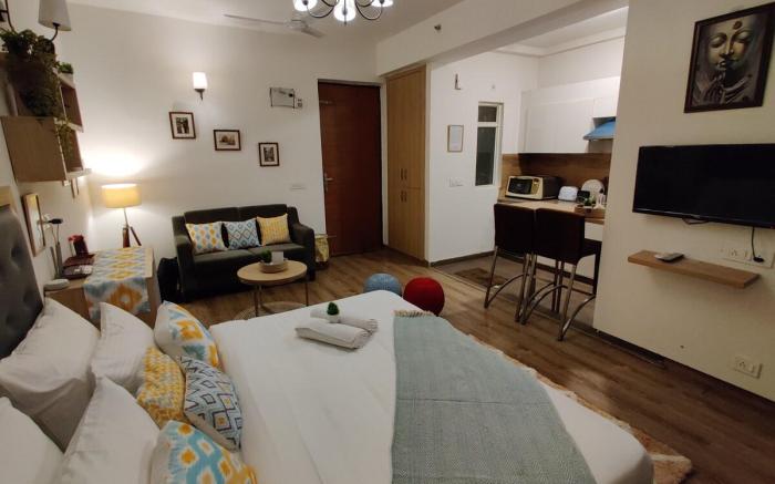 SOJOURN STAYS- Elegant Studio Apartment.