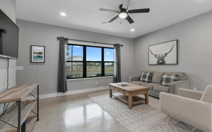 Luxury Home 3blck from Main St with FirePit