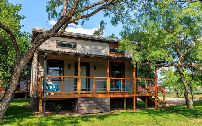 Paintbrush Waterfront Cottage
