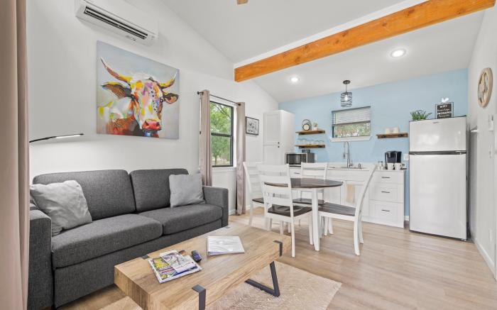 Paintbrush Waterfront Cottage