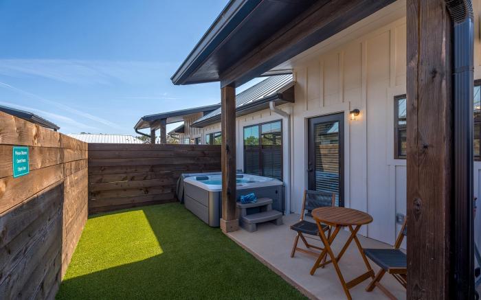Ethel's Digs with Hot Tub