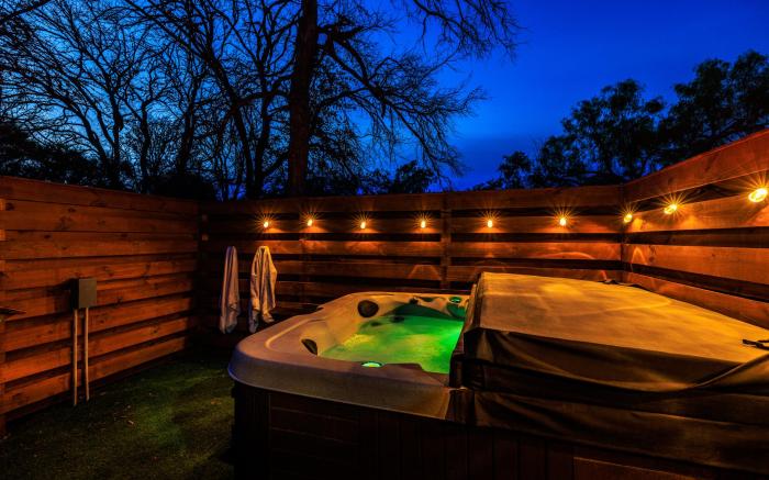 Bluebonnet Waterfront Cottage with Hot Tub