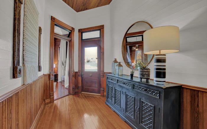 Gorgeous Home 1 Blk from Main with Hot Tub & Fire Pit!