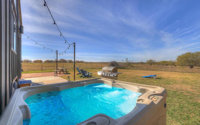 Henley-Lux Tiny Home-Hot Tub-Fire Pit