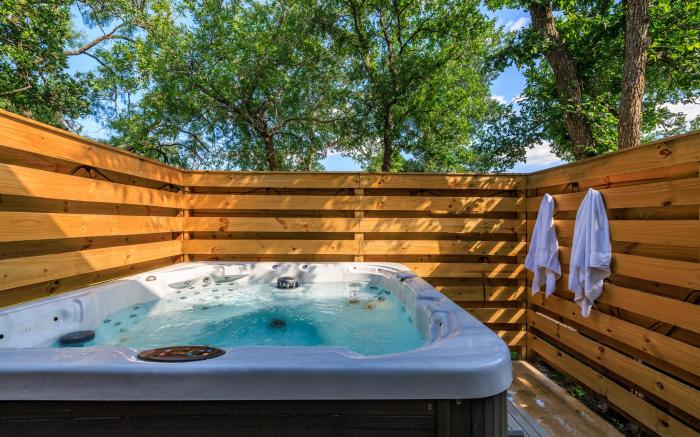 Primrose Waterfront with Hot Tub
