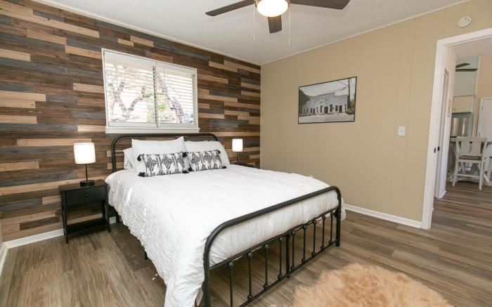 Texas Charm Cottage - 1 Block from the Lake & Hill Country Views