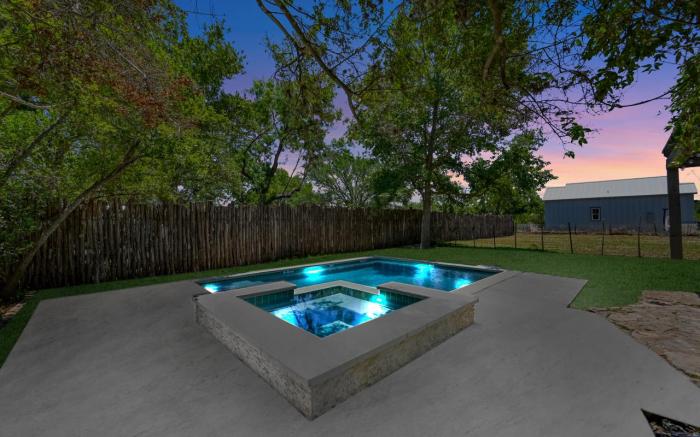 Clover Haus 2 Blks to Main St with Pool and Spa!