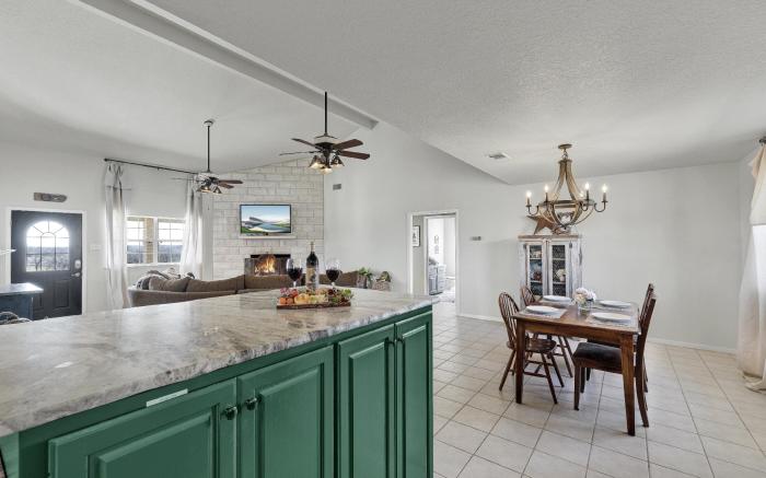 Casa Blanca: Hot-tub, Fire Pit, Hill Country Views