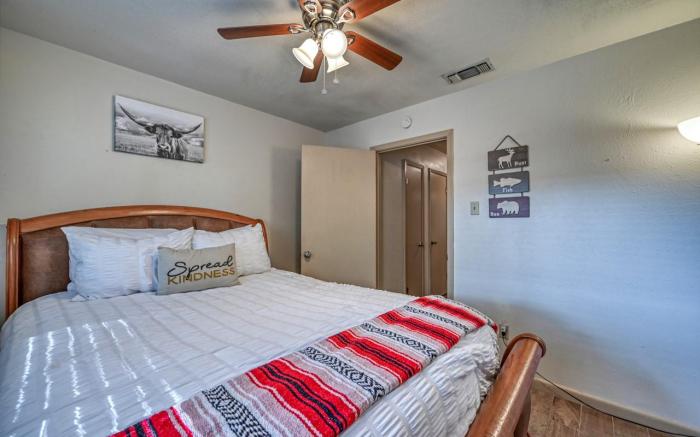 Kerrville Hidden Gem with Firepit and Grill - Great Location
