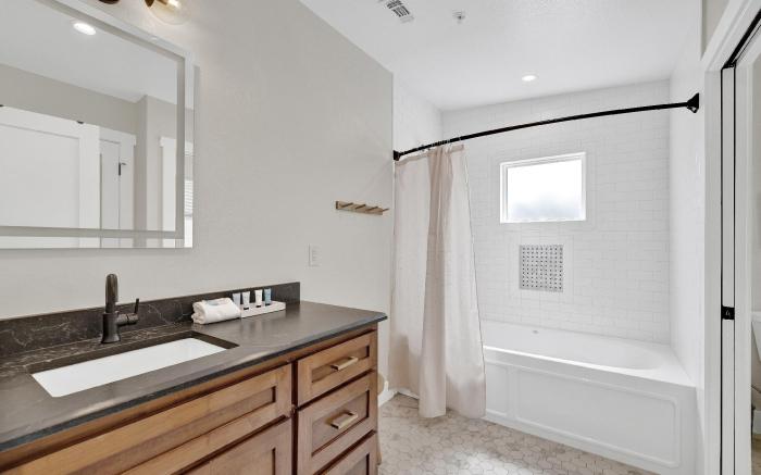 The Grove-A Charming Cottage - 2 blks to Main St