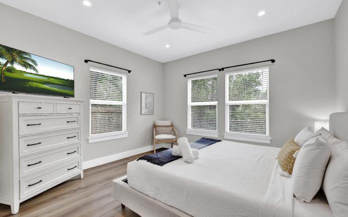 The Grove E with Hot Tub & King Bed - 2 blks to Main
