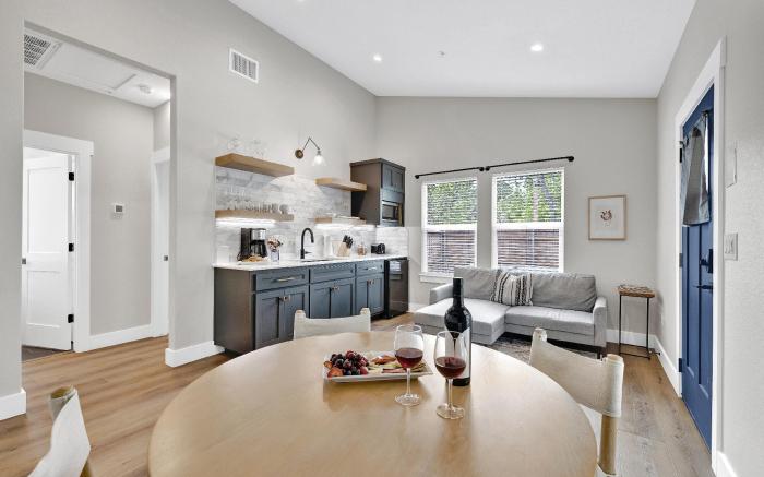 The Grove E with Hot Tub & King Bed - 2 blks to Main