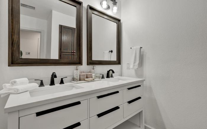 Eclectic Fun Haus with Hot Tub - 3 Min Drive to Main