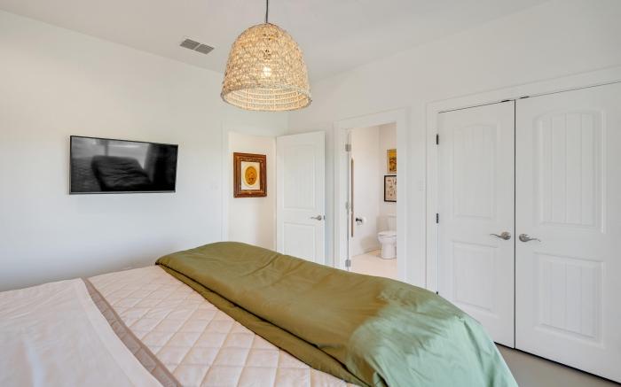 Gorgeous Home with Hot Tub 5min from the River