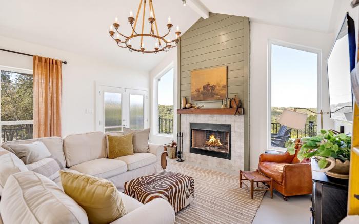 Gorgeous Home with Hot Tub 5min from the River