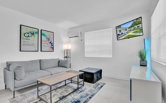 Modern Hallandale Apt w/ Backyard Near Beach