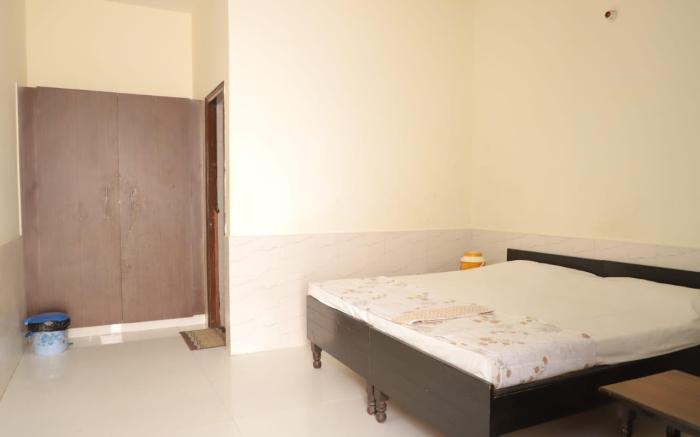 Radha Madhav Ashram Vrindavan