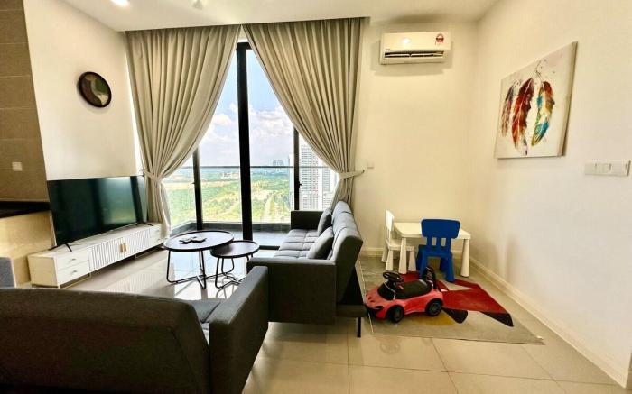 D'Pristine 4 bedder condo opp legoland (13pax)