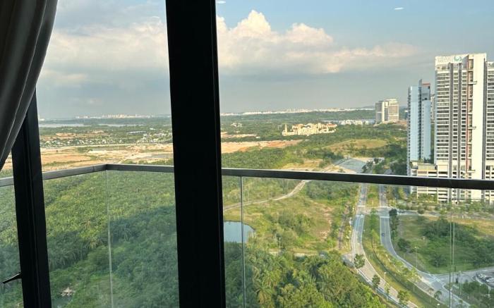 D'Pristine 4 bedder condo opp legoland (13pax)