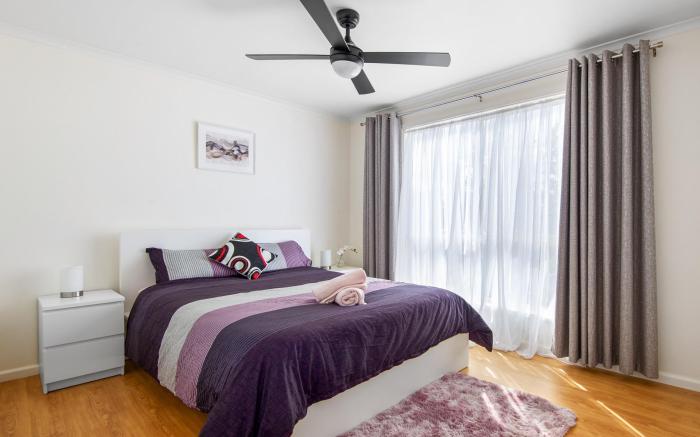 Picturesque Lakeside Getaway: Views, Beach, Park