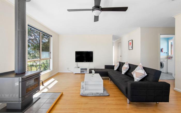 Picturesque Lakeside Getaway: Views, Beach, Park