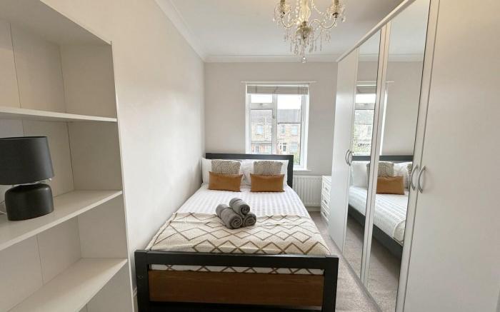 Cosy 3BR house w. PVT garden & Free Parking Ilford