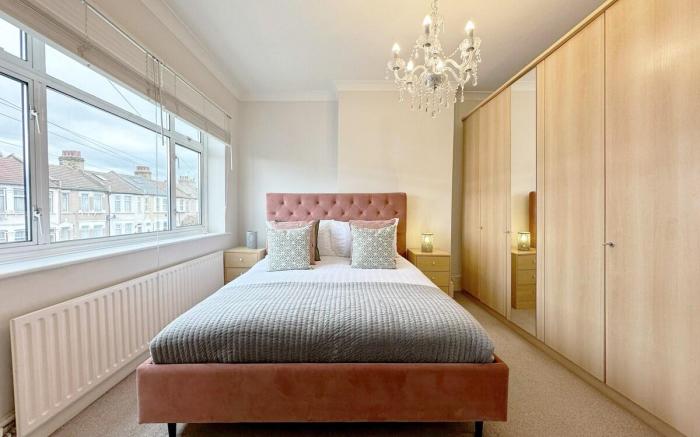 Cosy 3BR house w. PVT garden & Free Parking Ilford