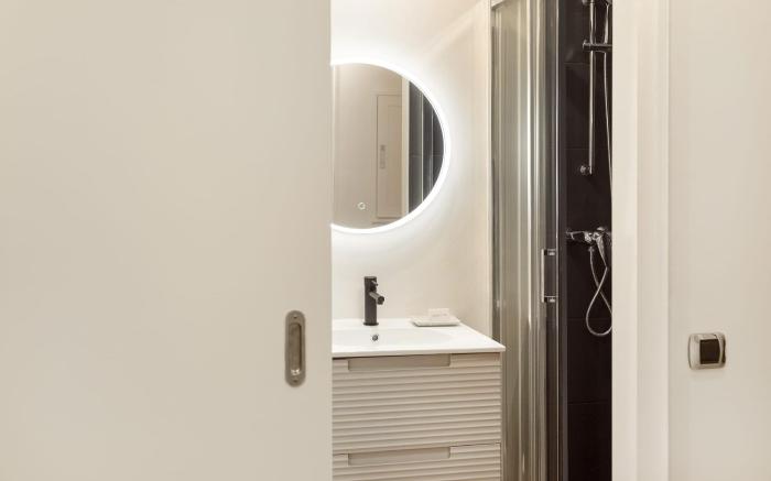 Long Stay  Two Bedroom Apartment with Balcony