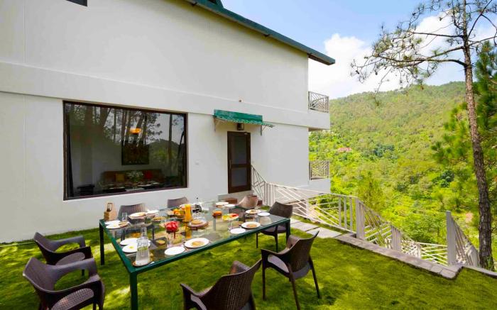 Spring Hills, 4BD Kasauli glass attic Villa, cook