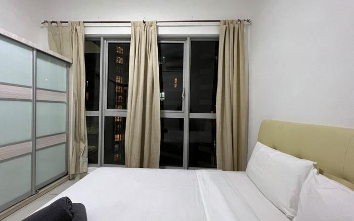 Charming 2BR Suites with Balcony@Regalia Residence