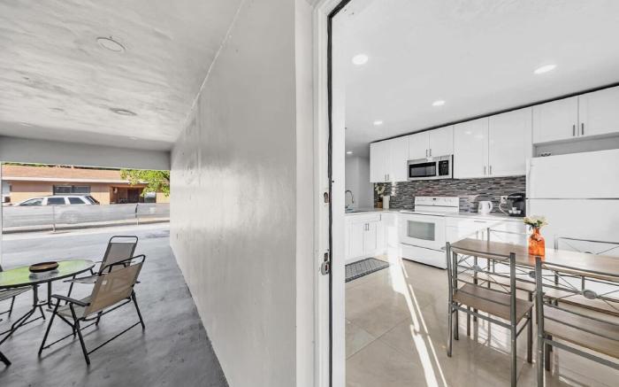 Bdrm Modern House Mins From Beach & Casino HB1
