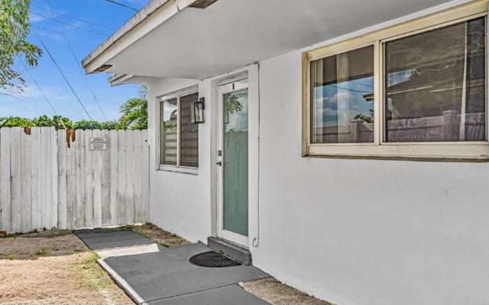 Charming 2BR Lakefront Cottage in Davie near Beach