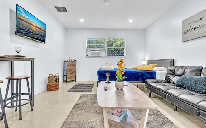Hollywood Large Studio Close to Beach & Casino LB3
