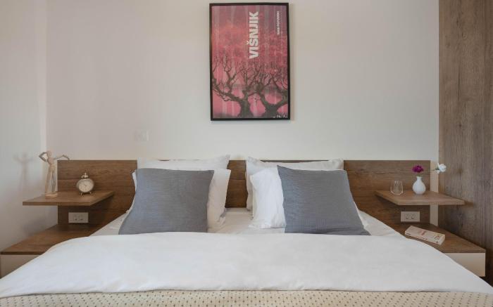 Stylish 2BDR Apartment- FREE GARAGE