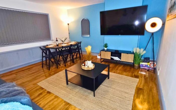 Leeds 3 Bedroom , Sleeps 6 with Garden & Parking