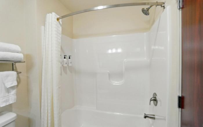 Cobblestone Hotel & Suites - Russells Point at Indian Lake