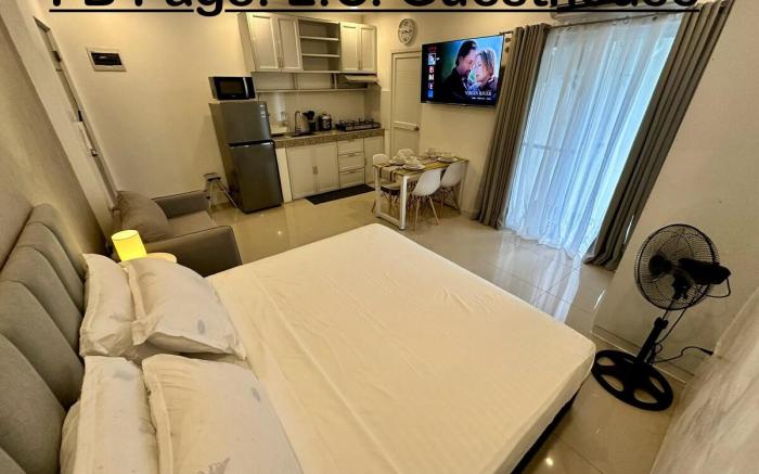 (3) Modern studio near SM Lipa/King bed & Sofa bed