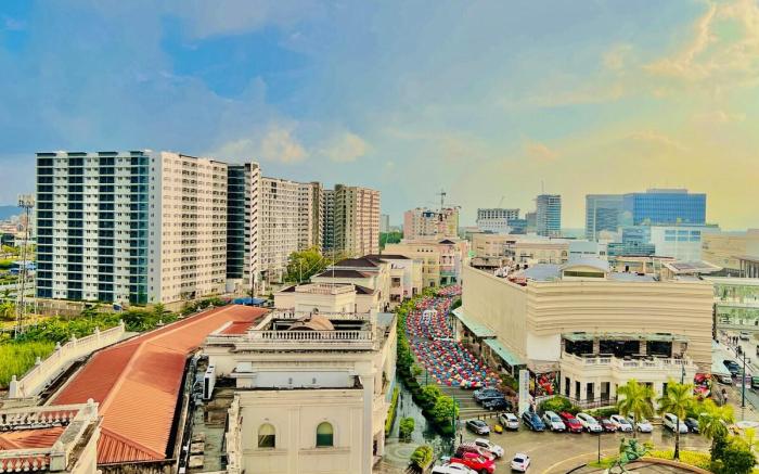 * *2 Contemporary Comfort