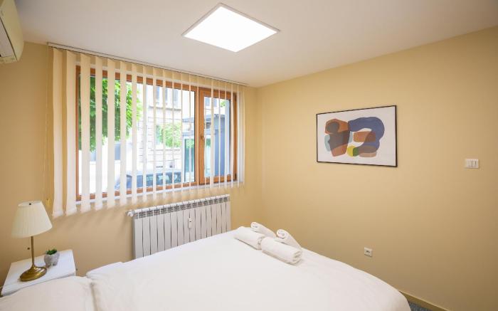 Bright 1BDR Apartment in Top Center