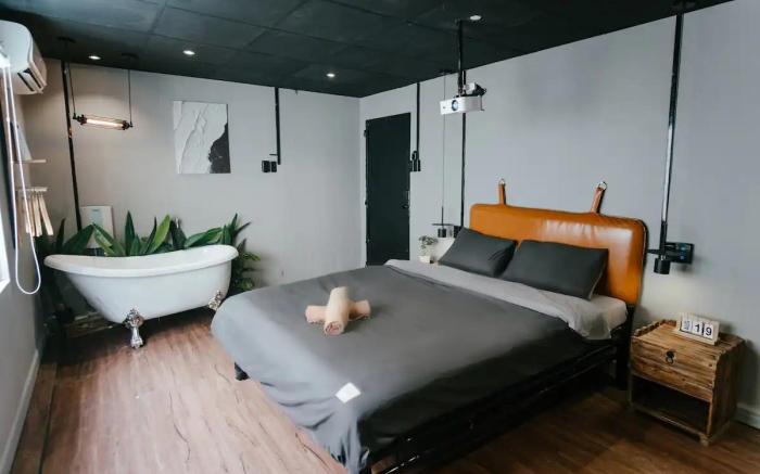 Saigon Hideout Quan 3 - Bathtub Netflix and Chill 