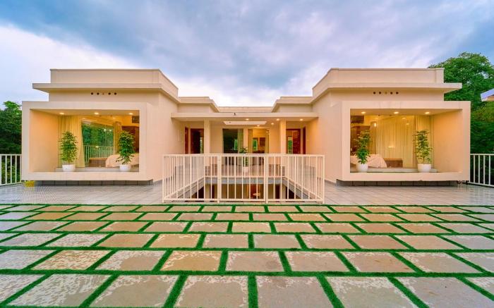 Glen Castle Vagamon by VOYE HOMES