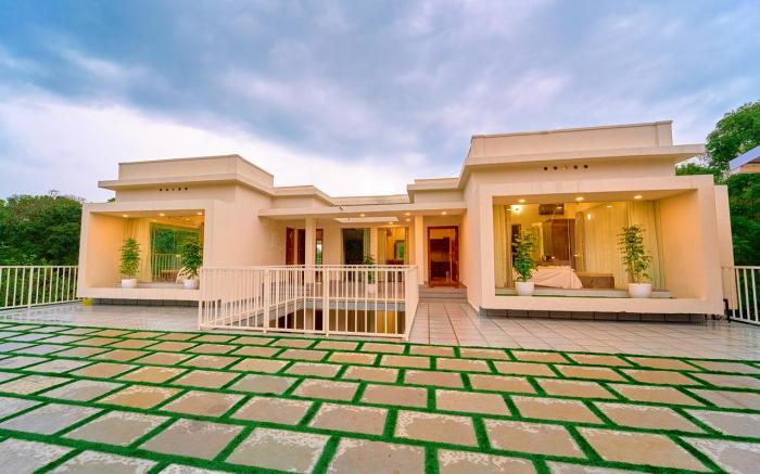 Glen Castle Vagamon by VOYE HOMES