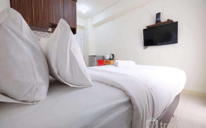 Comfy Studio Apt @ Green Pramuka City By Travelio