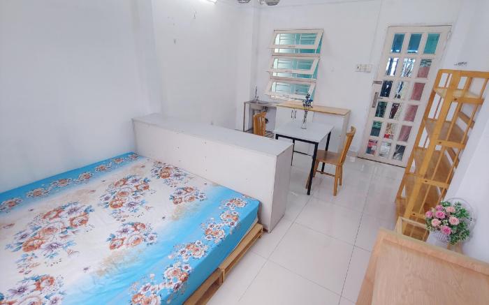 Phòng ban công và có sân thượng lớn