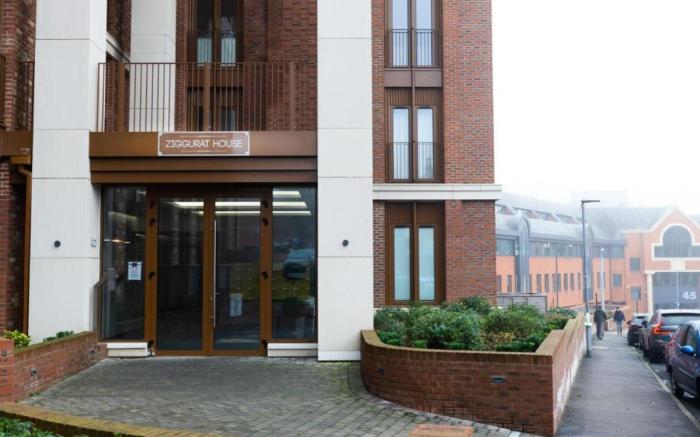 The Ridgmont-St Albans-High Street- Near Luton Airport -Train Station-Balcony