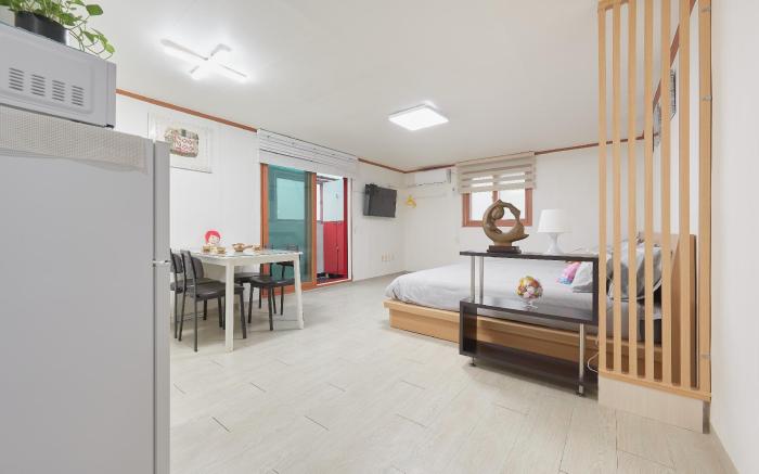 Hongdae 아지트하우스 .사랑스런 공간 . 홍대입구역(Exit 7) 도보2분.조용한숙소