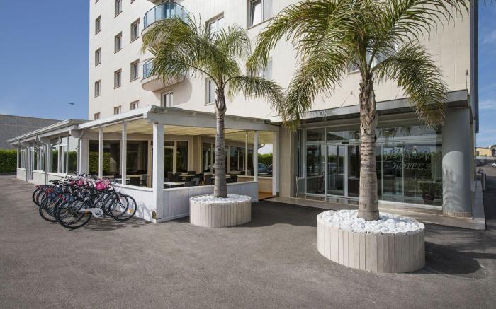 Simon Hotel
