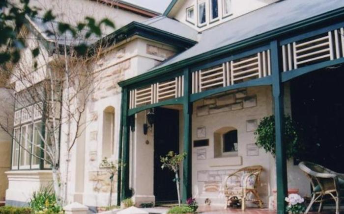 Water Bay Villa Bed and Breakfast