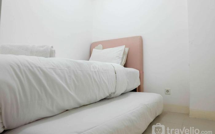 Compact 1BR Bassura City Apartment By Travelio